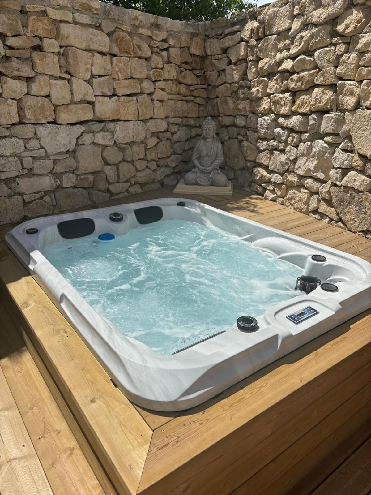 Chez Daniele Chambre Avec Jacuzzi Et Terrasse Privee Murs  Exteriör bild